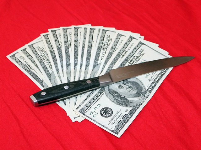 nůž na bankovkách