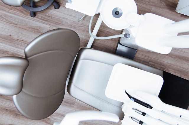 volná židle u zubaře