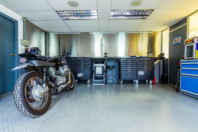 motorka v garáži